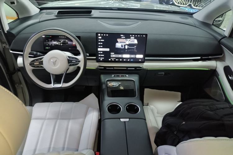 Used VOYAH Dream 2025 EV Four-Wheel-Drive Flagship Qiankun Version Center Console