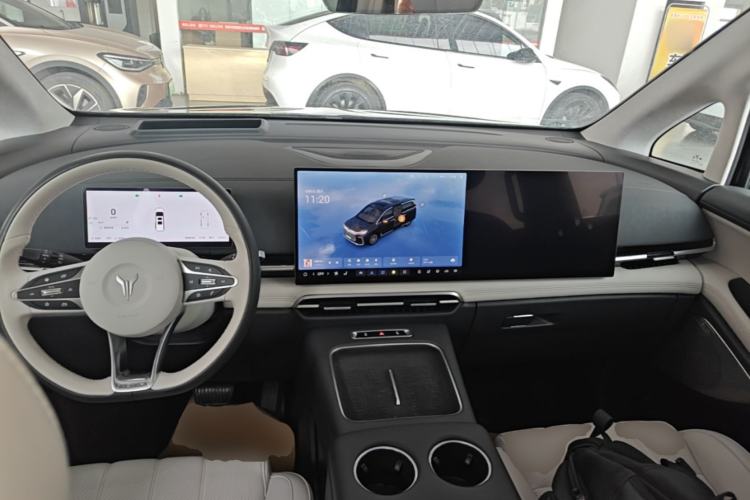 Used VOYAH Dream 2025 PHEV Four-Wheel-Drive Flagship Kunpeng Edition Center Console