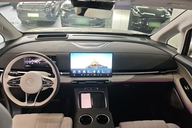 Used VOYAH Dream 2025 EV Four-Wheel-Drive Flagship Qiankun Version Center Console