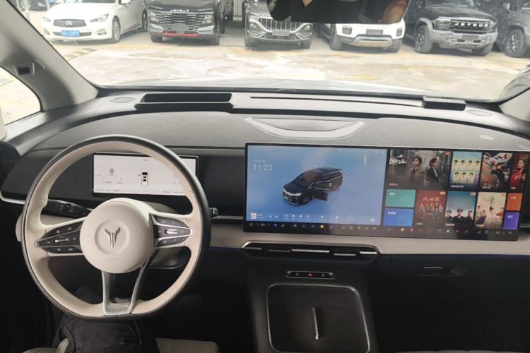 Used VOYAH Dream 2025 PHEV Four-Wheel Drive Prestige Kunpeng Edition Center Console