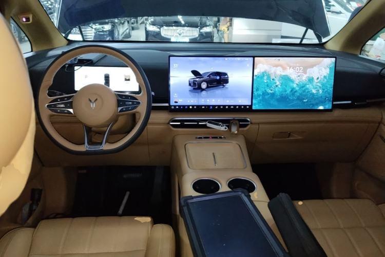 Used VOYAH Dream 2025 PHEV Four-Wheel Drive Excellence Kunpeng Edition Center Console