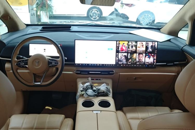 Used VOYAH Dream 2025 PHEV Four-Wheel-Drive Flagship Kunpeng Edition Center Console