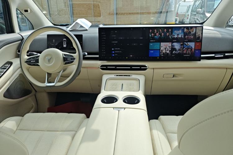 Used VOYAH Dream 2025 PHEV Four-Wheel Drive Prestige Kunpeng Edition Center Console