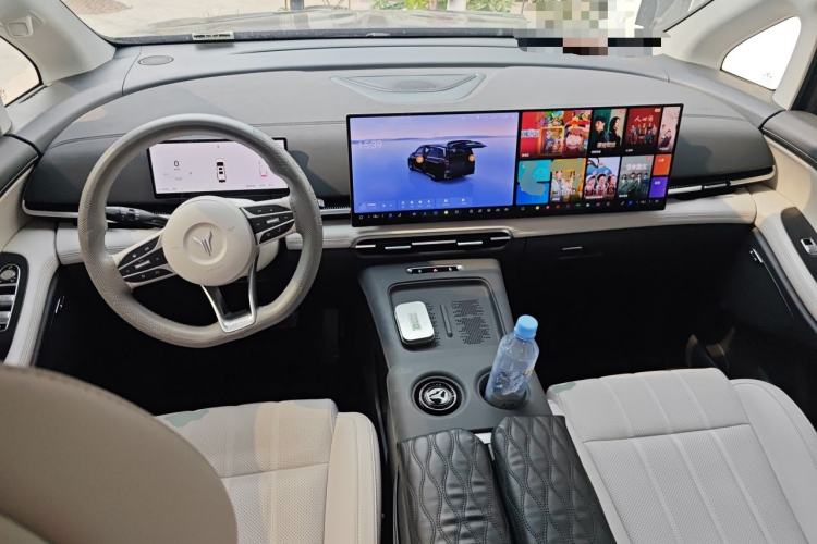 Used VOYAH Dream 2025 EV Four-Wheel Drive Excellence Kunpeng Edition Center Console