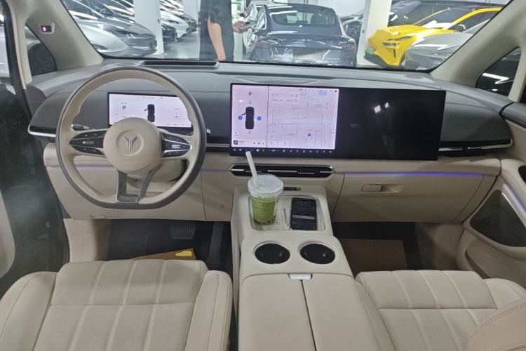 Used VOYAH Dream 2025 EV Four-Wheel Drive Prestige Kunpeng Edition Center Console