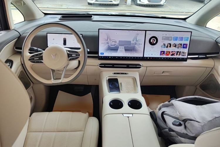 Used VOYAH Dream 2025 PHEV Four-Wheel-Drive Flagship Kunpeng Edition Center Console
