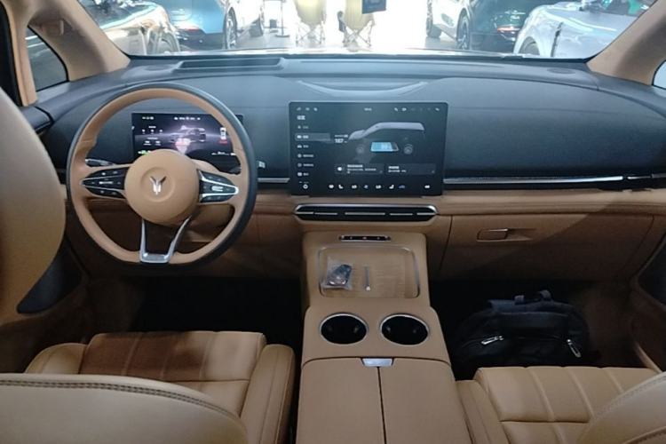 Used VOYAH Dream 2025 PHEV Four-Wheel Drive Prestige Qiankun Edition Center Console