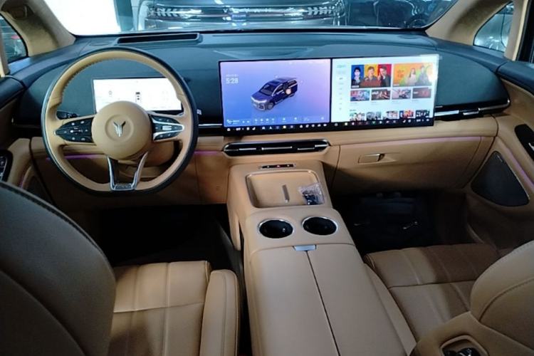 Used VOYAH Dream 2025 PHEV Four-Wheel-Drive Flagship Kunpeng Edition Center Console