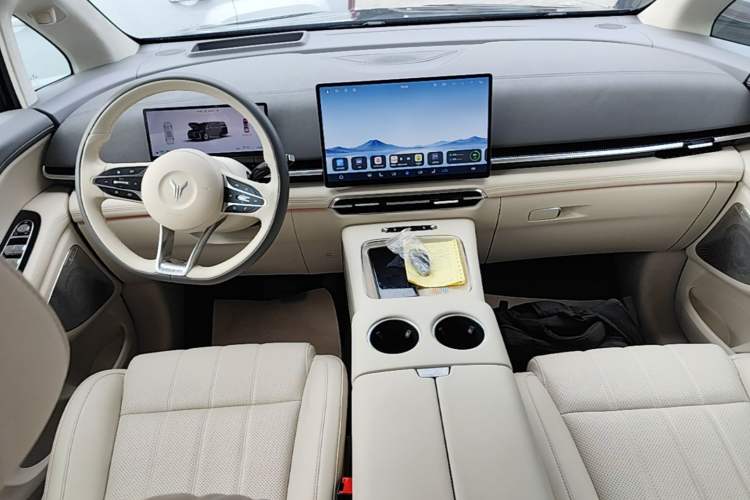 Used VOYAH Dream 2025 PHEV Four-Wheel-Drive Flagship Version – Qiankun Edition Center Console
