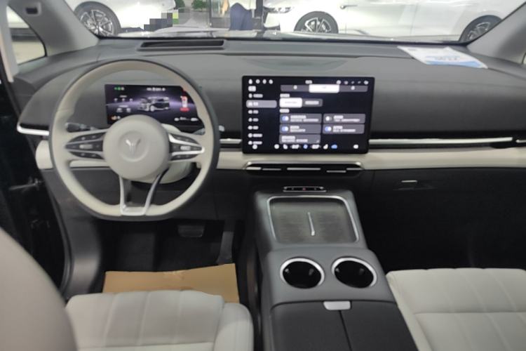 Used VOYAH Dream 2025 PHEV Four-Wheel Drive Excellence Qiankun Edition Center Console