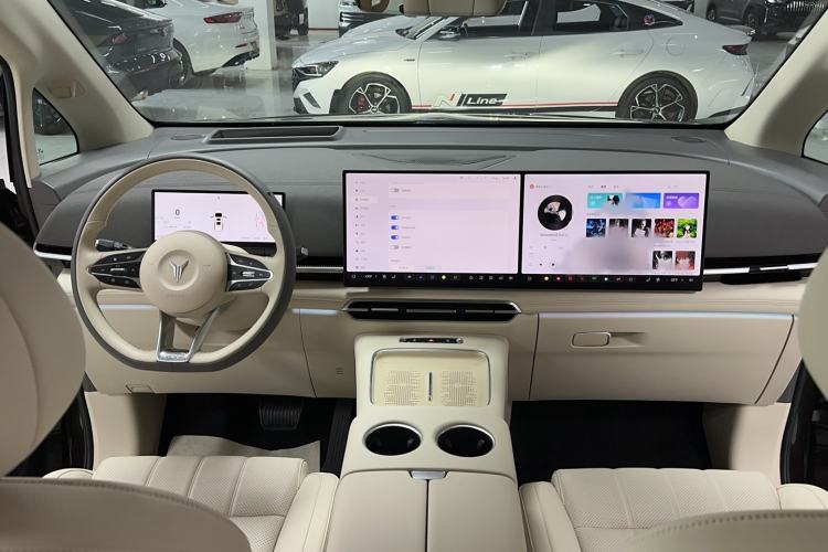 Used VOYAH Dream 2025 PHEV Four-Wheel Drive Prestige Kunpeng Edition Center Console