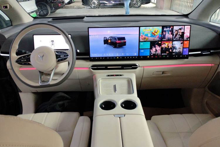 Used VOYAH Dream 2025 EV Four-Wheel Drive Flagship Kunpeng Edition Center Console