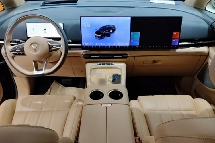 Used VOYAH Dream 2025 PHEV Four-Wheel-Drive Flagship Kunpeng Edition Center Console