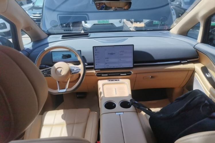 Used VOYAH Dream 2025 PHEV Four-Wheel Drive Prestige Qiankun Edition Center Console