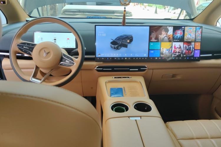 Used VOYAH Dream 2025 PHEV Four-Wheel Drive Excellence Kunpeng Edition Center Console