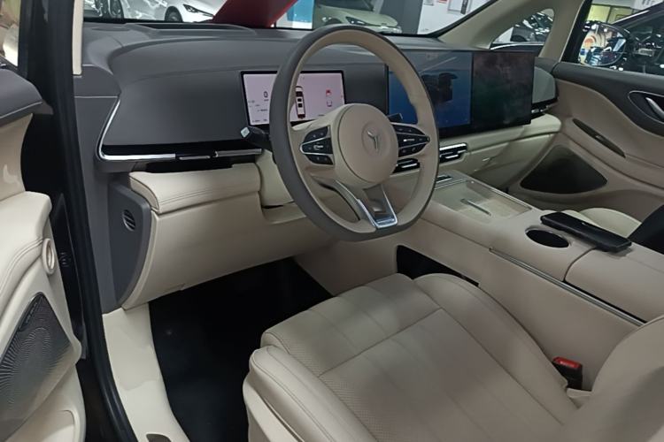 Used VOYAH Dream 2025 PHEV Four-Wheel Drive Prestige Kunpeng Edition Center Console