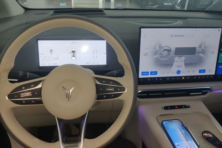 Used VOYAH Dream 2025 PHEV Four-Wheel Drive Prestige Kunpeng Edition Center Console