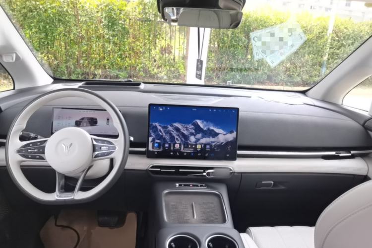 Used VOYAH Dream 2025 PHEV Four-Wheel Drive Prestige Qiankun Edition Center Console