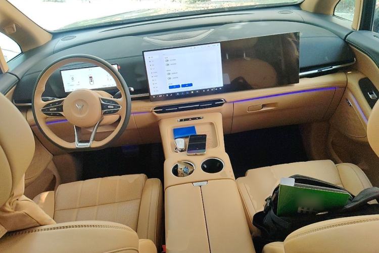 Used VOYAH Dream 2025 PHEV Four-Wheel Drive Excellence Kunpeng Edition Center Console