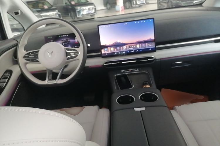 Used VOYAH Dream 2025 PHEV Four-Wheel Drive Prestige Qiankun Edition Center Console