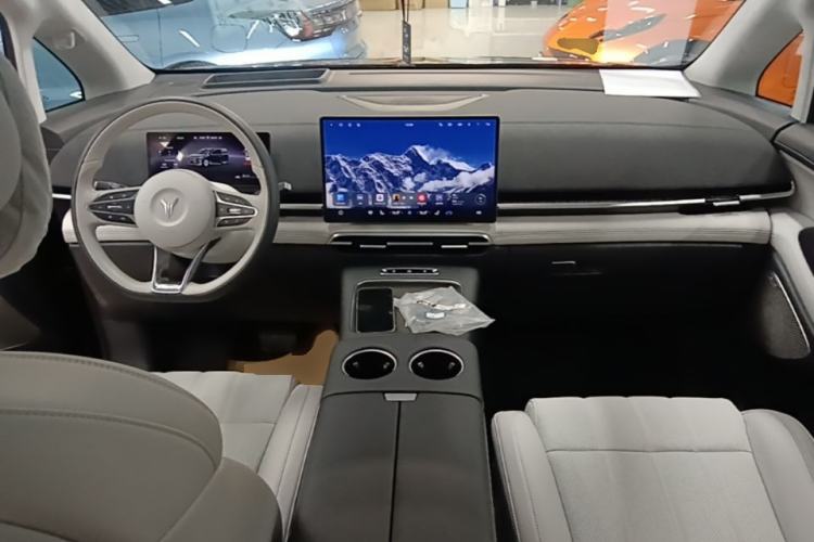 Used VOYAH Dream 2025 PHEV Four-Wheel Drive Prestige Qiankun Edition Center Console