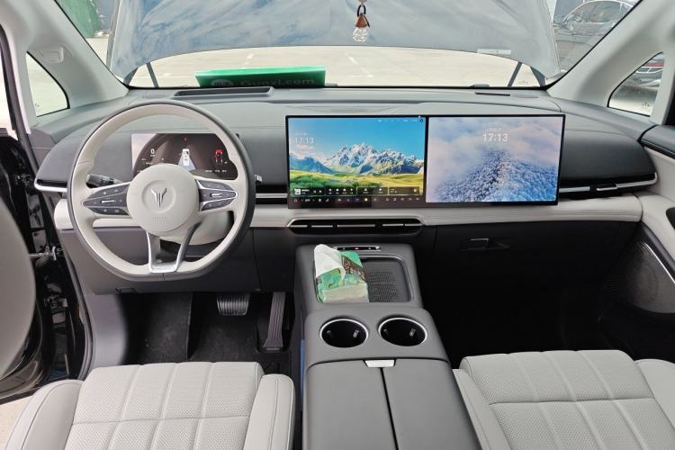 Used VOYAH Dream 2025 PHEV Four-Wheel Drive Prestige Kunpeng Edition Center Console