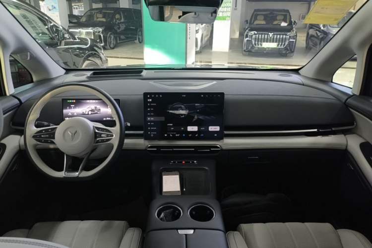 Used VOYAH Dream 2025 PHEV Four-Wheel Drive Excellence Qiankun Edition Center Console