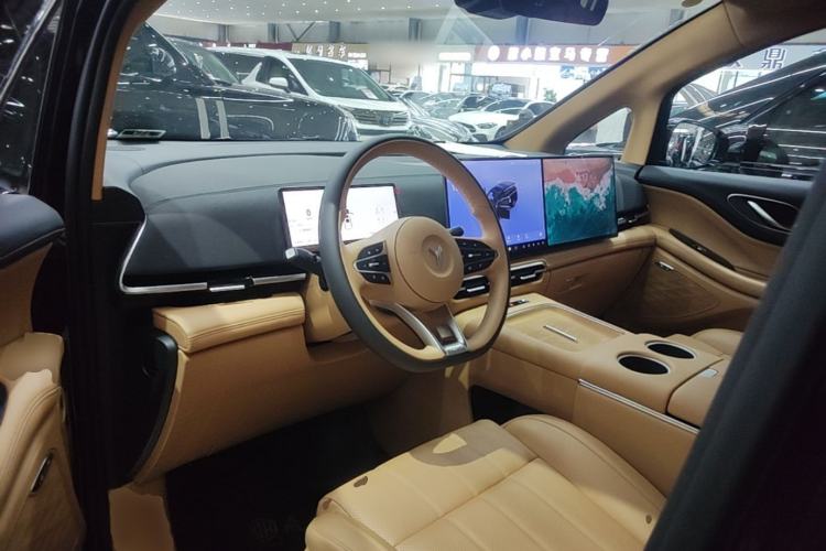 Used VOYAH Dream 2025 PHEV Four-Wheel Drive Excellence Kunpeng Edition Center Console