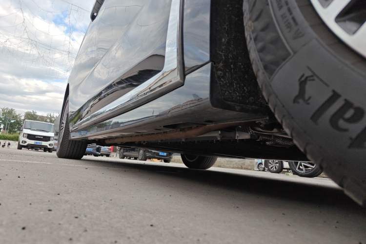 Used VOYAH Dream 2025 PHEV Four-Wheel Drive Prestige Kunpeng Edition Chassis Front Right