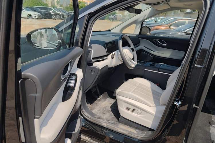 Used VOYAH Dream 2025 PHEV Four-Wheel Drive Prestige Qiankun Edition Driver Seat