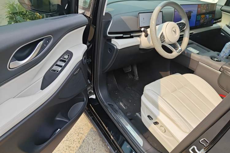 Used VOYAH Dream 2025 EV Four-Wheel Drive Excellence Kunpeng Edition Driver Seat