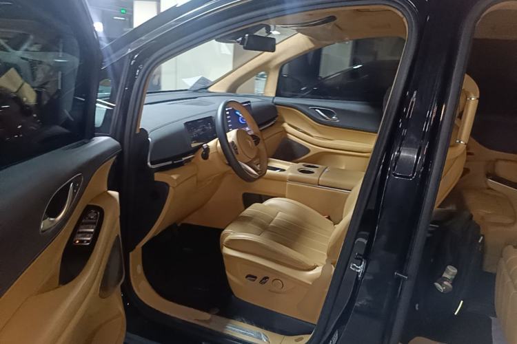 Used VOYAH Dream 2025 EV Four-Wheel Drive Prestige Qiankun Edition Driver Seat