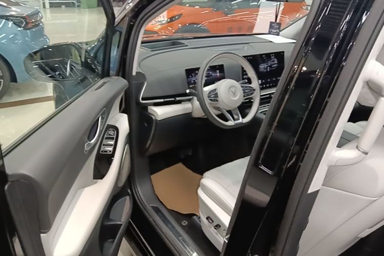 Used VOYAH Dream 2025 PHEV Four-Wheel Drive Prestige Qiankun Edition Driver Seat
