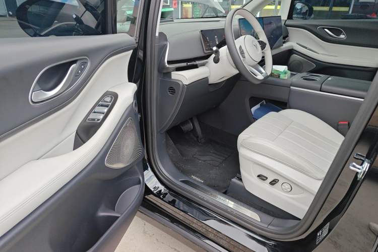 Used VOYAH Dream 2025 PHEV Four-Wheel Drive Prestige Kunpeng Edition Driver Seat