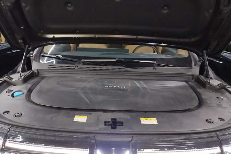 Used VOYAH Dream 2025 PHEV Four-Wheel-Drive Flagship Kunpeng Edition Engine Bay