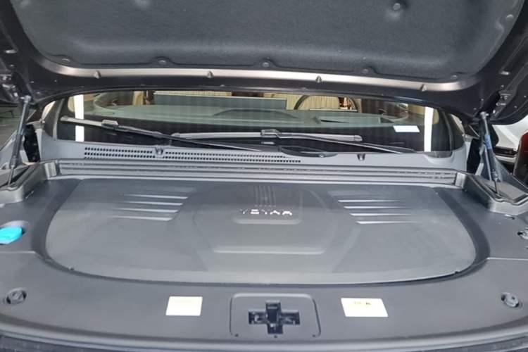 Used VOYAH Dream 2025 PHEV Four-Wheel-Drive Flagship Kunpeng Edition Engine Bay