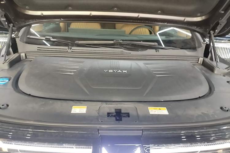 Used VOYAH Dream 2025 PHEV Four-Wheel-Drive Flagship Kunpeng Edition Engine Bay