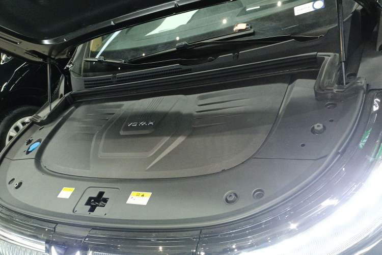 Used VOYAH Dream 2025 PHEV Four-Wheel-Drive Flagship Kunpeng Edition Engine Bay