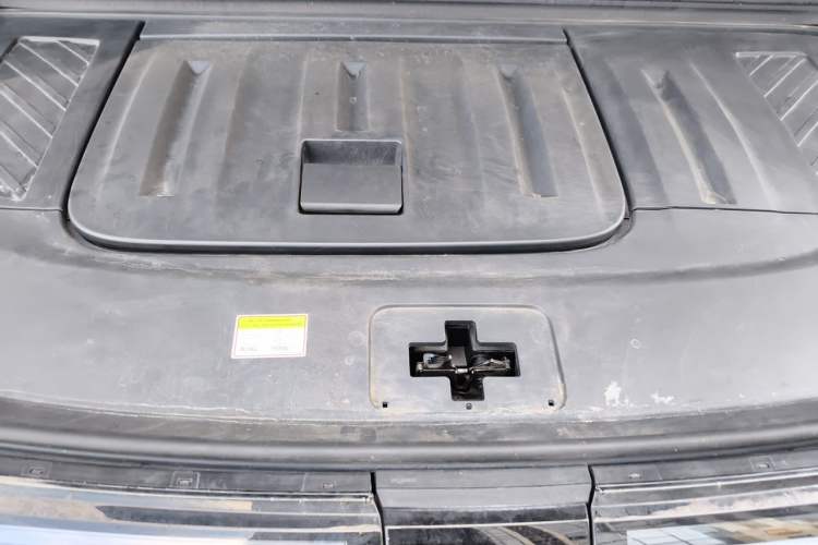 Used VOYAH Dream 2025 EV Four-Wheel Drive Excellence Kunpeng Edition Engine Bay