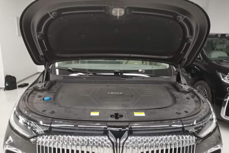 Used VOYAH Dream 2025 PHEV Four-Wheel-Drive Flagship Kunpeng Edition Engine Bay
