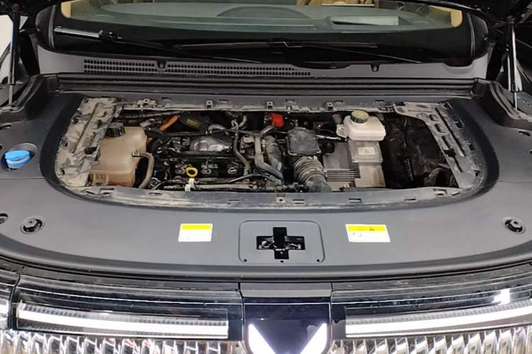 Used VOYAH Dream 2025 PHEV Four-Wheel-Drive Flagship Kunpeng Edition Engine Bay