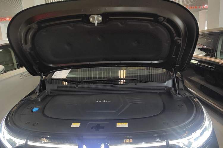 Used VOYAH Dream 2025 PHEV Four-Wheel Drive Prestige Kunpeng Edition Engine Bay