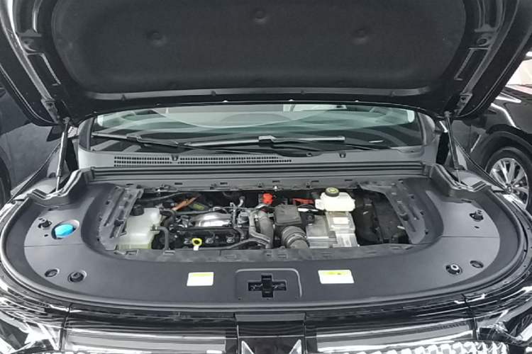 Used VOYAH Dream 2025 PHEV Four-Wheel Drive Excellence Kunpeng Edition Engine Bay