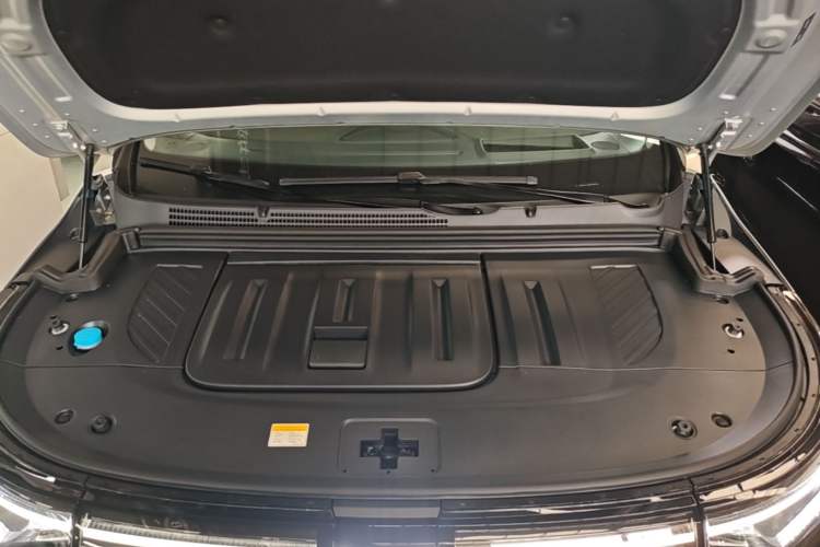 Used VOYAH Dream 2025 EV Four-Wheel-Drive Flagship Qiankun Version Engine Bay