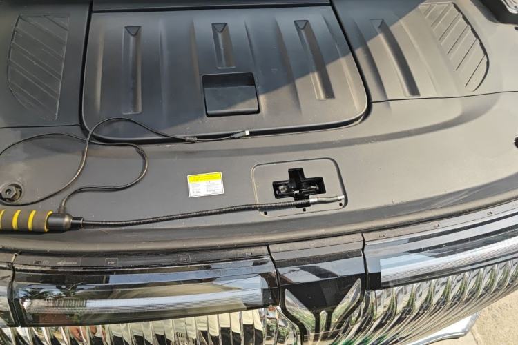 Used VOYAH Dream 2025 EV Four-Wheel Drive Excellence Kunpeng Edition Engine Bay