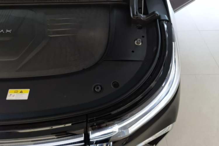 Used VOYAH Dream 2025 PHEV Four-Wheel-Drive Flagship Version – Qiankun Edition Engine Bay Left