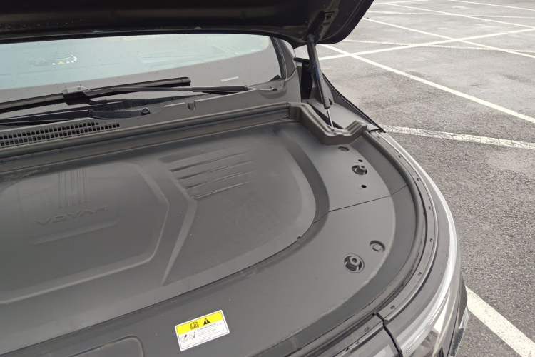 Used VOYAH Dream 2025 PHEV Four-Wheel Drive Prestige Kunpeng Edition Engine Bay Left