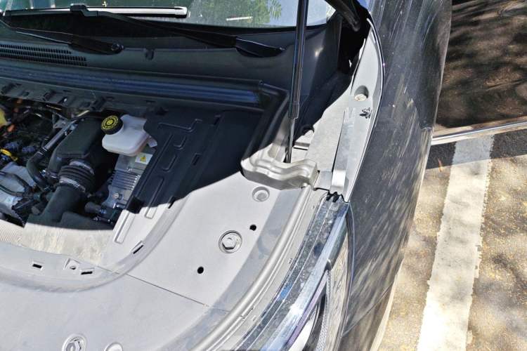 Used VOYAH Dream 2025 PHEV Four-Wheel Drive Excellence Kunpeng Edition Engine Bay Left