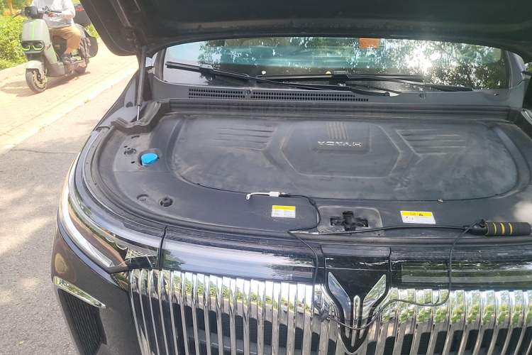 Used VOYAH Dream 2025 PHEV Four-Wheel-Drive Flagship Version – Qiankun Edition Engine Bay Right