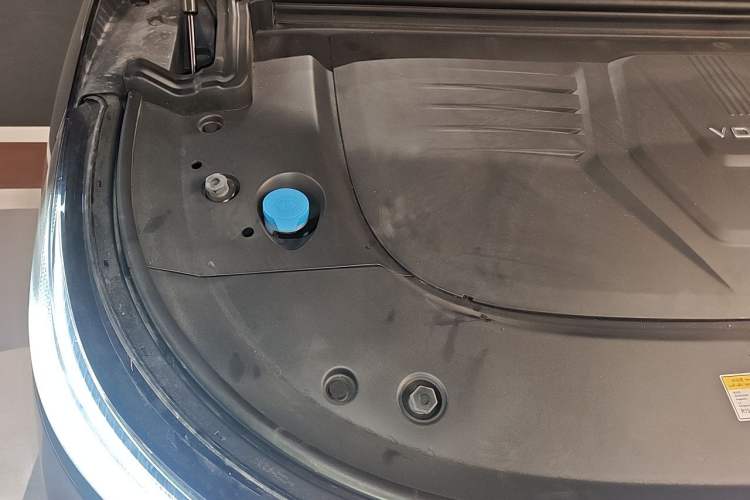 Used VOYAH Dream 2025 PHEV Four-Wheel Drive Excellence Kunpeng Edition Engine Bay Right
